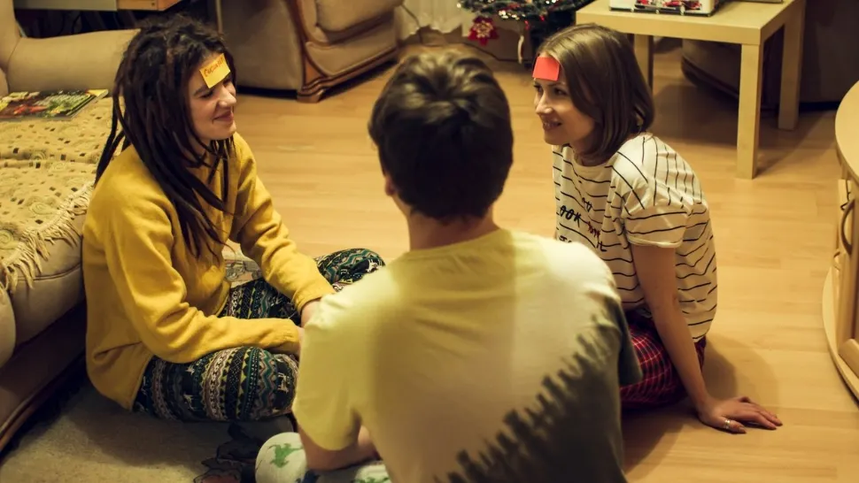 Invită familia sau prietenii la o seară de jocuri. Foto/Profimedia