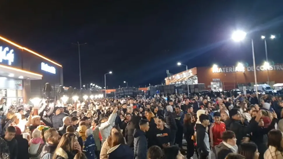 Îmbulzeală la deschiderea unui restaurant fast food din Drobeta-Turnu Severin. Foto: Captură Facebook