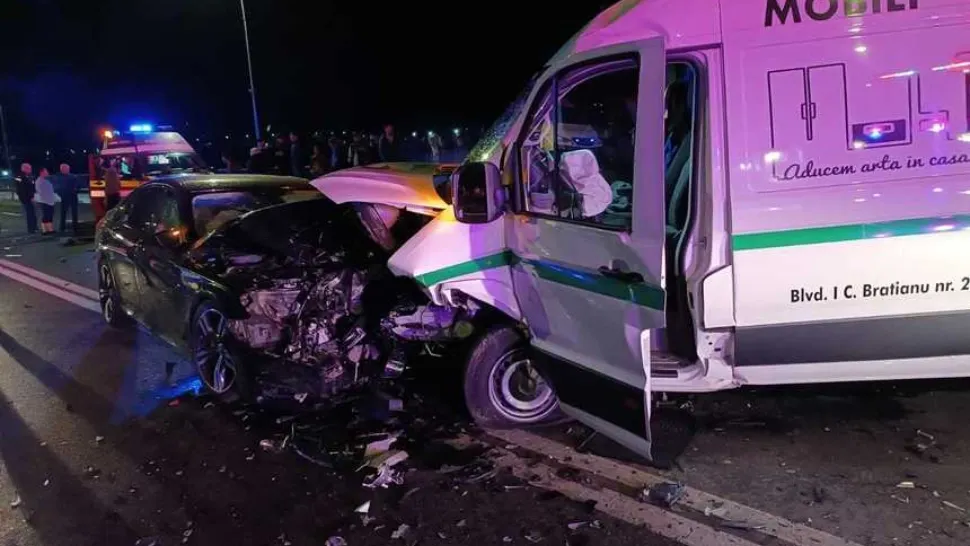 Un accident între un BMW și o dubiță a avut loc vineri seară pe podul din Medgidia. Foto/Cristian Hagi