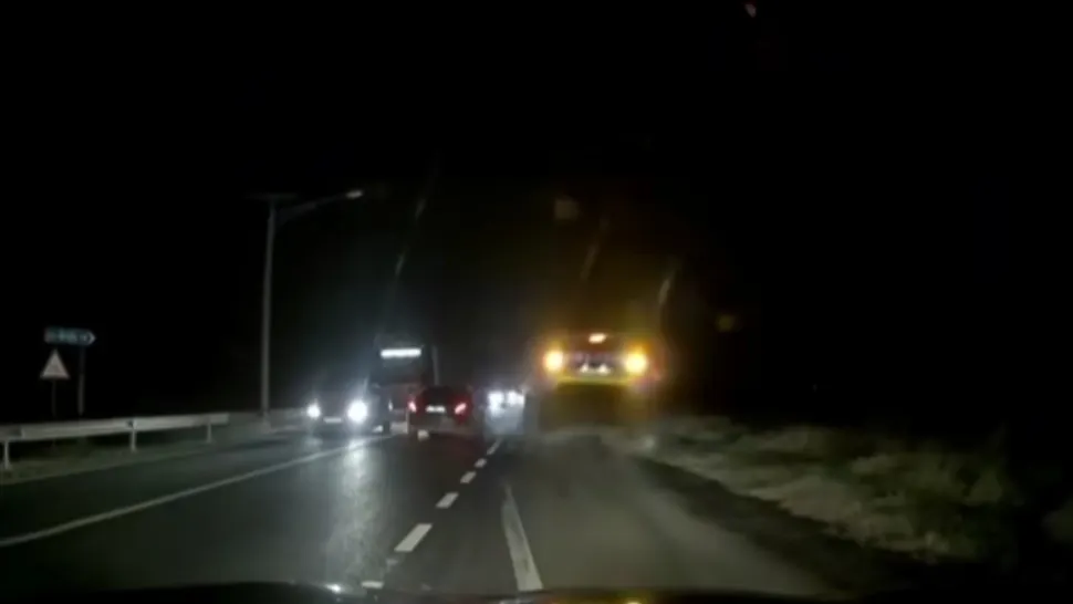 Momentul în care mașina poliției este proiectată la 10 metri de un șofer teribilist