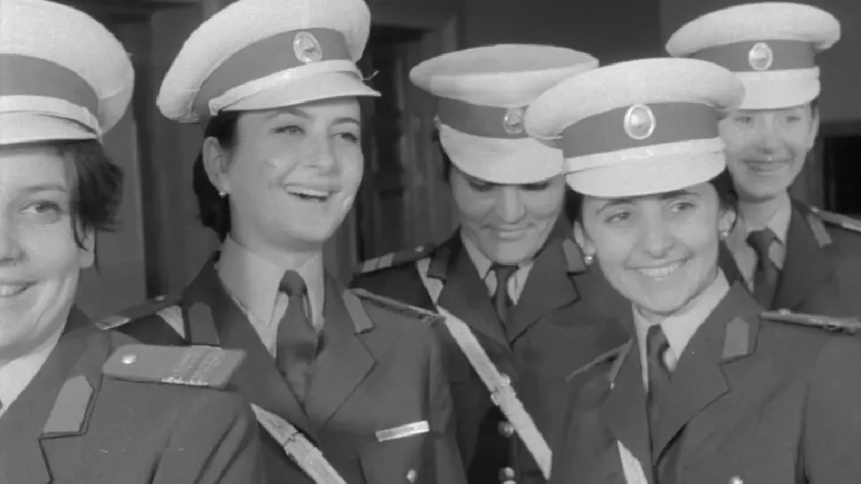 Uite ce milițience sexy a scos Ceaușescu pe șosele în anii '70! De ce le-a retras în scurt timp? - VIDEO