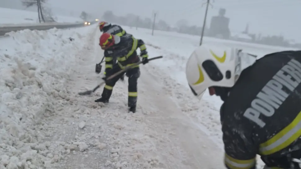 Pompierii ISU Constanța intervin pentru deszăpezirea a 32 de autoturisme şi două microbuze. Foto: Facebook