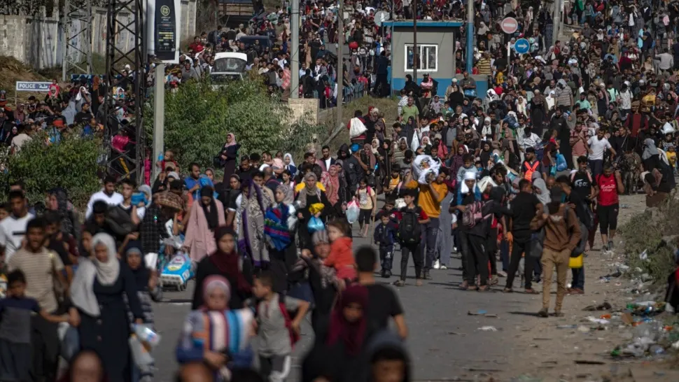 Zeci de mii de civili încearcă să scape de iadul din Gaza City (Profimedia)