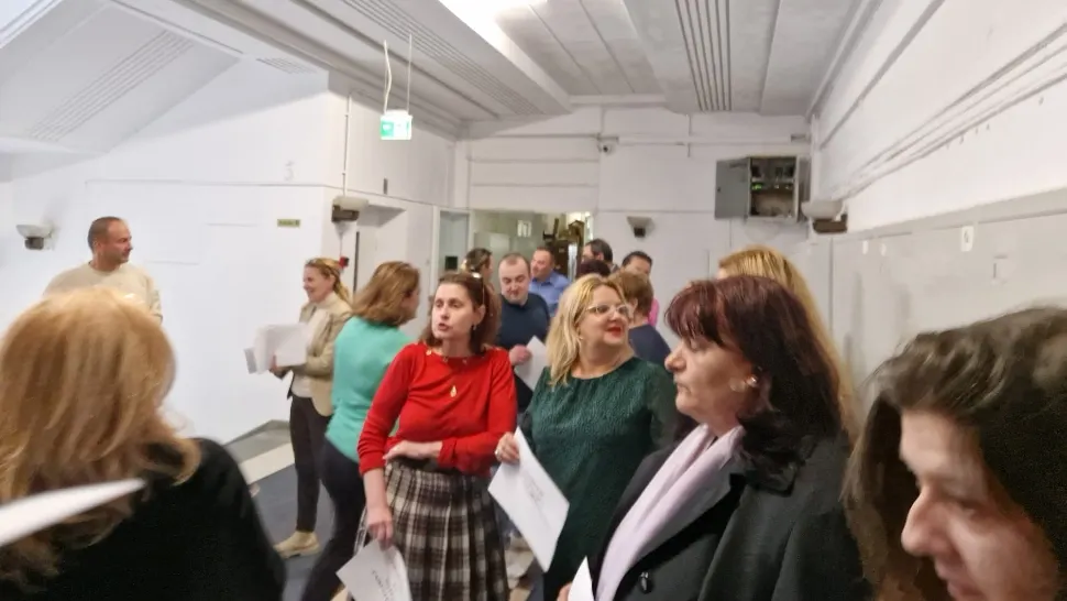 Protest spontan la ușa lui Rafila. Salariații din Min. Sănătății au întrerupt lucrul, Rafila nu i-a băgat în seamă. Situație de criză în spitalele din București