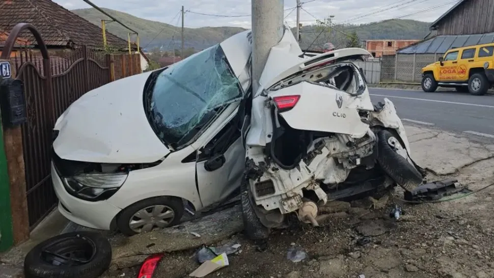 Accident șocant, în jud. Caraș-Severin: mașină încolăcită pe stâlp, după ce a fost lovită de un șofer începător cu BMW - FOTO