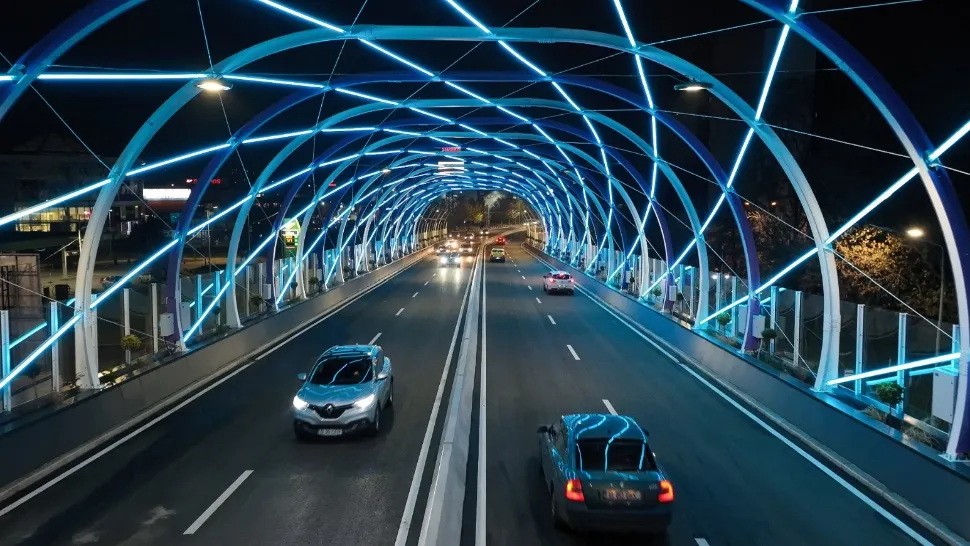 Pasajul Europa Unită din Sectorul 4 a fost inaugurat! Înainte de deschiderea traficului rutier, oamenii au luat la pas noul edificiu