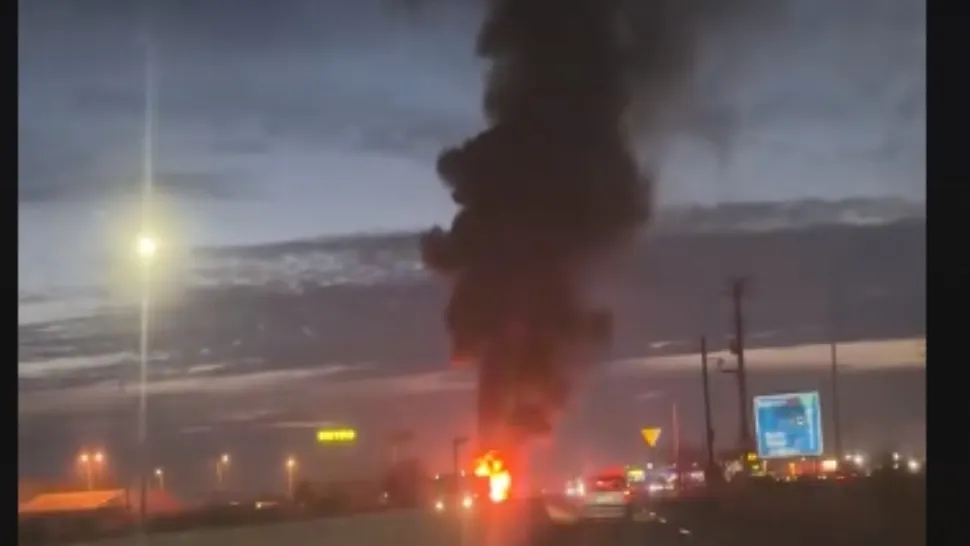 Autocamion încărcat cu mașini, în flăcări pe DN1/ Captură video