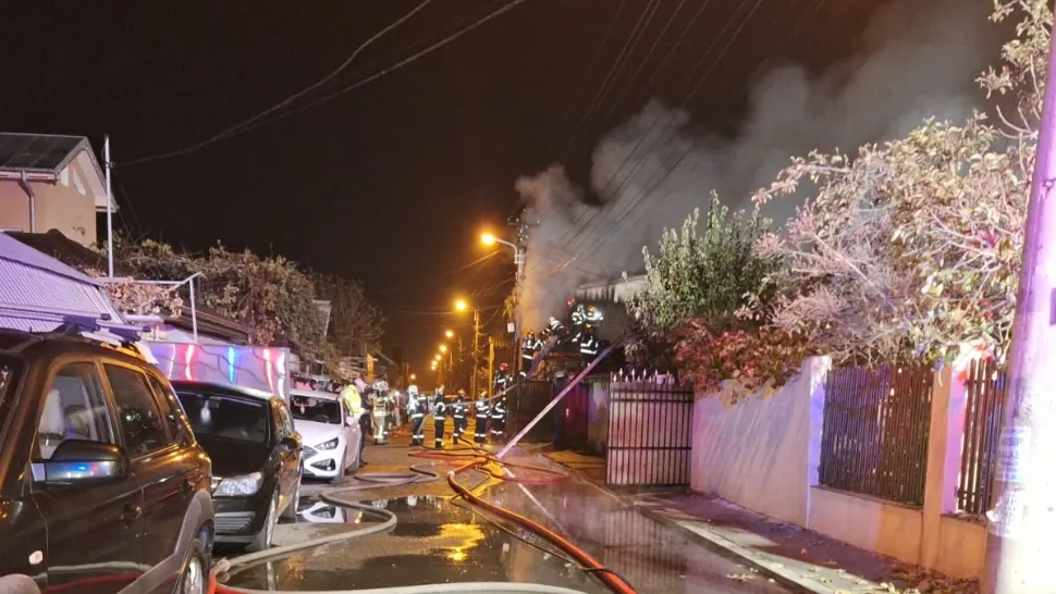 Incendiu periculos în București, flăcările au cuprins 4 locuințe