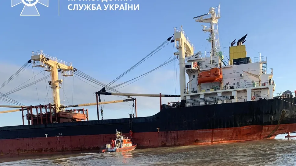 Explozie la bordul unei nave care transporta cereale pe Marea Neagră, după ce a lovit o mină rusească. 2 răniți