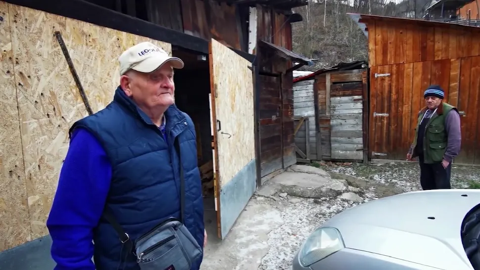 Ultimii locuitori ai unui oraș-fantomă îndură frigul în containere