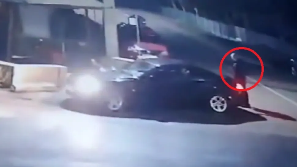 Șoferul unui bolid de lux, filmat în timp ce fură un sac de cartofi! Scene halucinante la Buzău/ Captură video