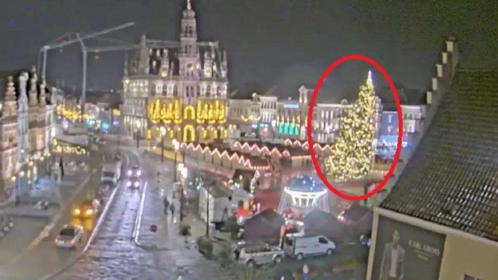 O femeie a fost ucisă și alte 2 rănite de un brad de Crăciun uriaș care s-a răsturnat într-un oraș din Belgia/ Captură video