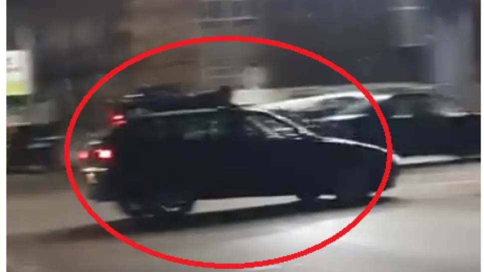 Raliuri cu tineri pe acoperișurile mașinilor, în parcarea unui centru comercial din Botoșani/ Captură video Monitorul de Botoșani