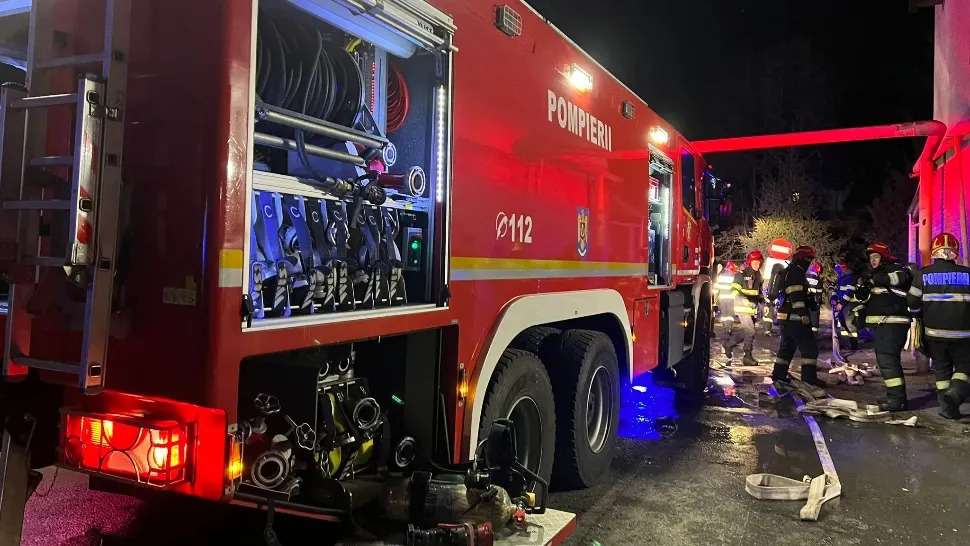 Incendiu într-un bloc din Tălmaciu. Un bărbat a fost intoxicat cu fum, alte două persoane au făcut atac de panică