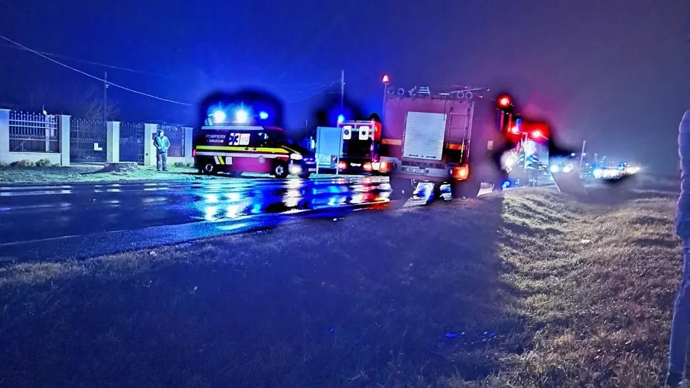 Accident de microbuz în județul Galați. Un om a murit, alte persoane sunt rănite. Mobilizare de amploare