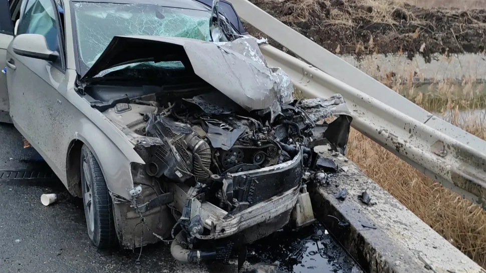 Impact violent între un microbuz cu șapte persoane și un autoturism, în județul Constanța