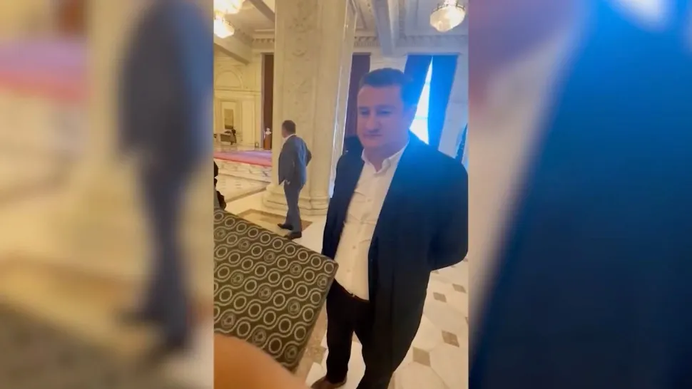 Angajatul unei instituții de stat, prins de George Simion cu cadouri în Parlament - VIDEO