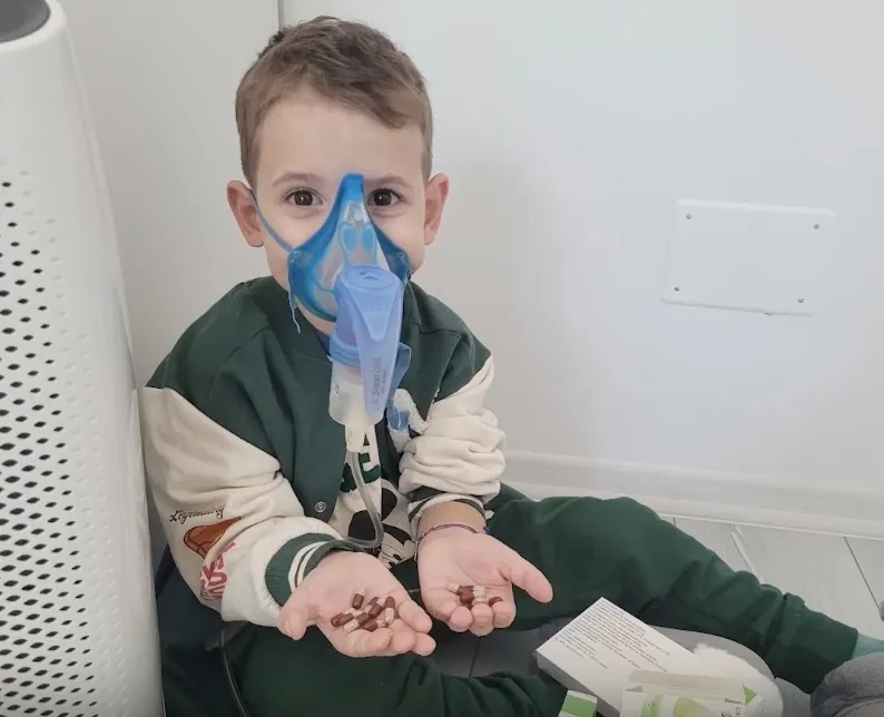 Copilărie răpită de o boală cumplită: vesta salvatoare pentru Bogdănel costă 12.000 de lei - VIDEO