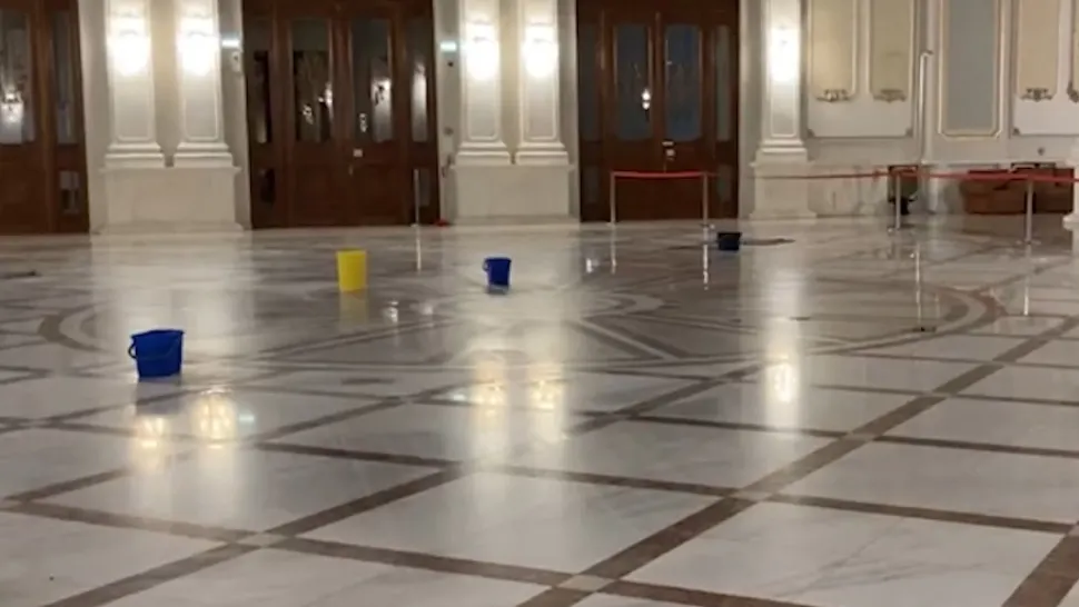 Plouă pe holurile Casei Poporului deși s-au făcut investiții de milioane - Imaginile zilei din Palatul Parlamentului!