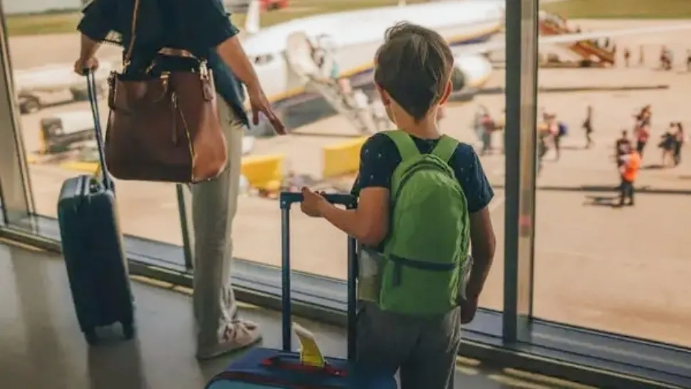 Revoluție în legislație cu privire la părinții cu ordin de protecție care intenționează să meargă cu minorii în străinătate
