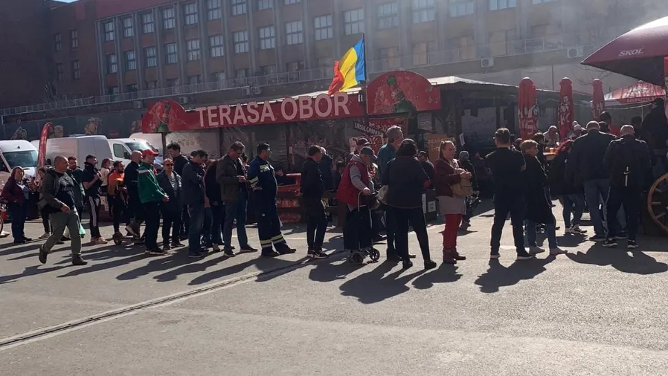 "Tornada Roșie" a lovit România. Sute de mii de oameni au luat cu asalt piețele, târgurile și mall-urile