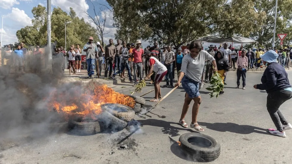 Membrii comunității protestează împotriva creșterii criminalității în zona din Diepsloot, Johanneburg. Foto/Profimedia