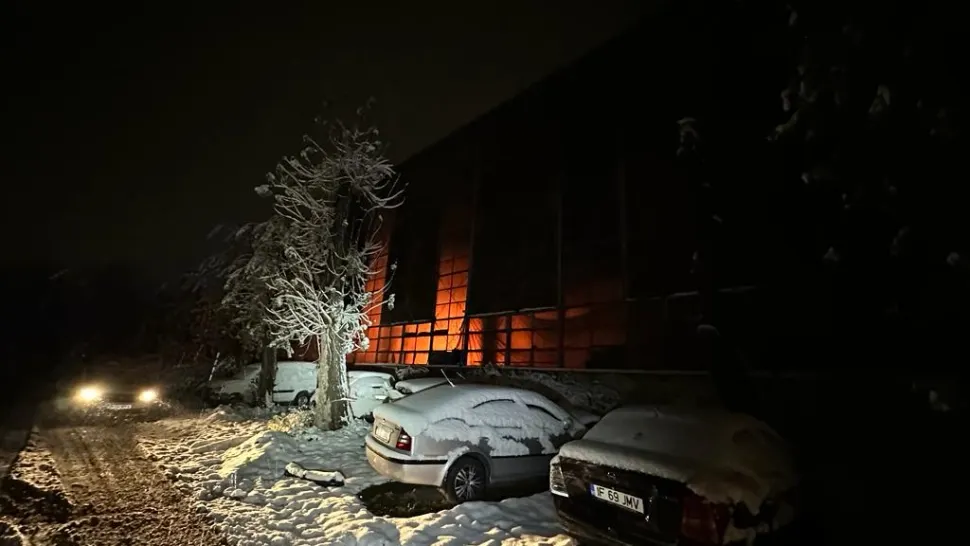 Incendiu la o hală industrială din București. Intervenție masivă a pompierilor, cu 13 autospeciale - FOTO 