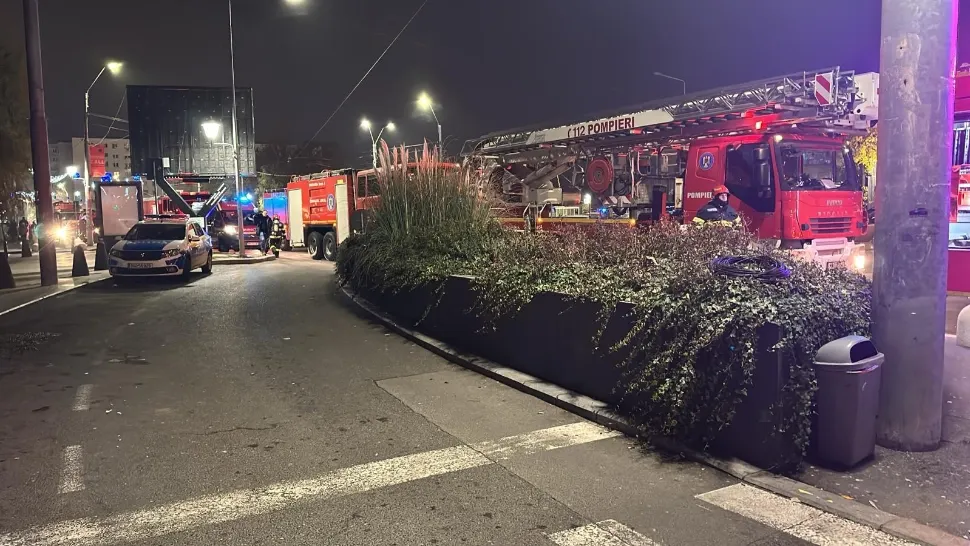 Incendiu la Sun Plaza. Au luat foc sisteme de ventilație. Foto/ISU