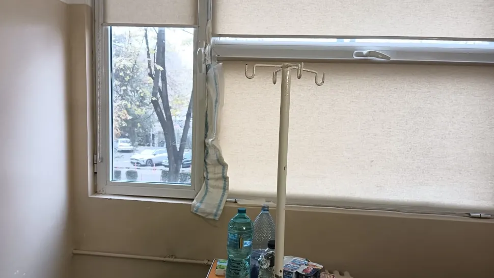 Scutece puse la geamuri ca să nu intre frigul în saloane. Foto: Obiectiv SM