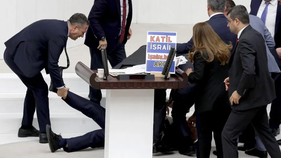 Un deputat turc care a făcut stop cardiac în timp de invoca "furia lui Allah" a murit