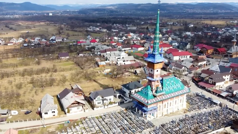 Omenia moroșenilor, izvor de învățătură pentru românii grăbiți: tradiție și voioșie la Săpânța - VIDEO