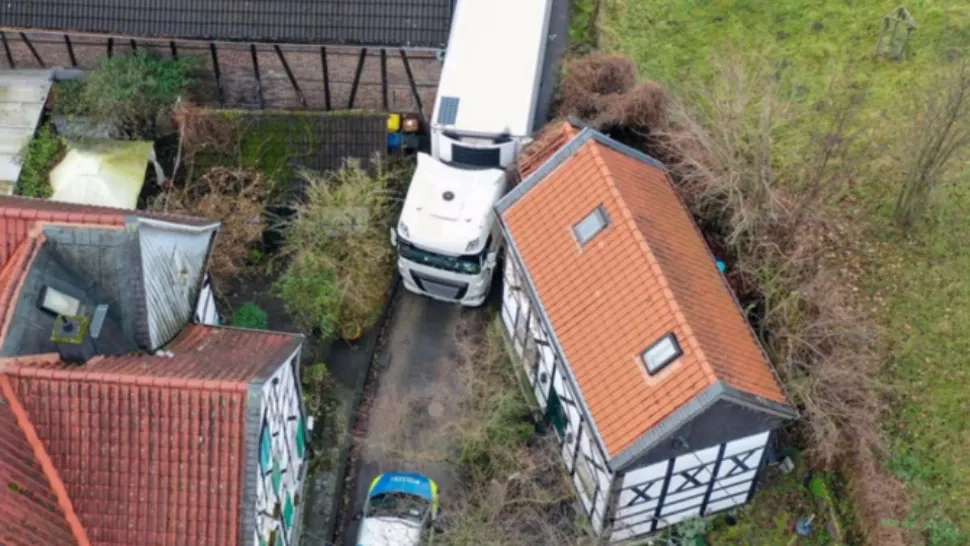 Un șofer român a intrat prin curtea unei ferme din Germania și a lovit cu TIR-ul o casă veche de 600 de ani. Foto: wdr.de