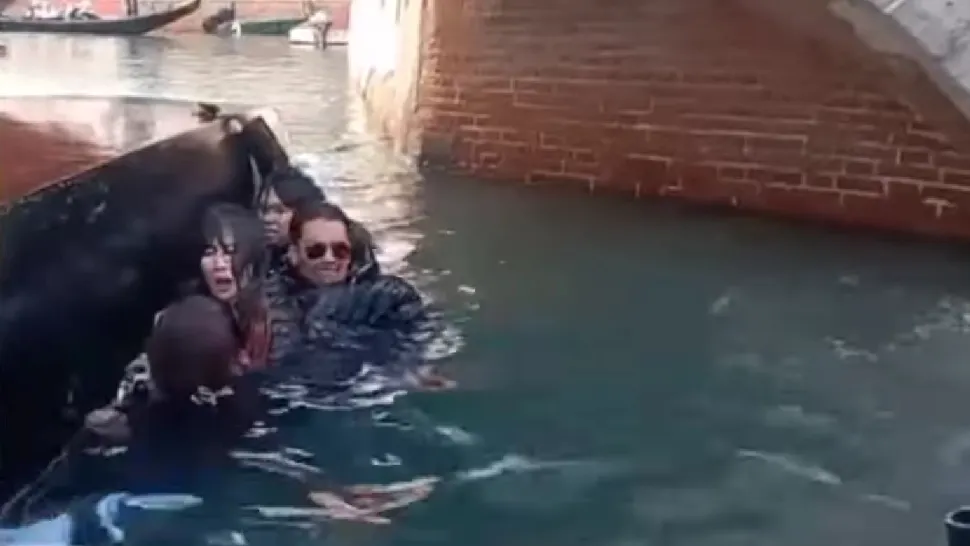 Turiști de tot râsul. Au căzut din gondolă, la Veneția, din dorința de a face un selfie - VIDEO