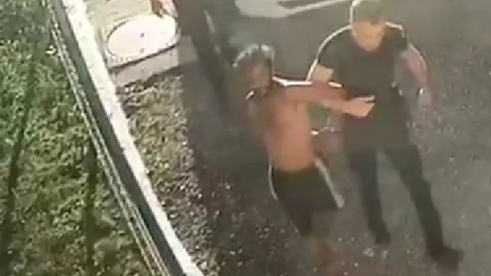 Momentul în care „Vișinel” este dus în sediul Poliției Locale Arad. Foto/Captură video