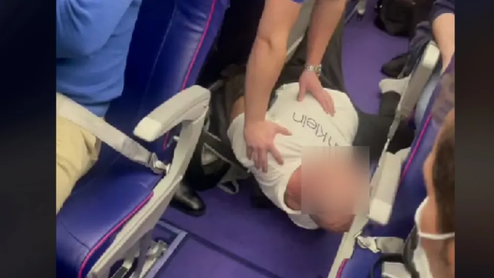 Închisoare cu executare pentru un român care a făcut scandal într-un avion care circula pe ruta Copenhaga-București/ Captură video1