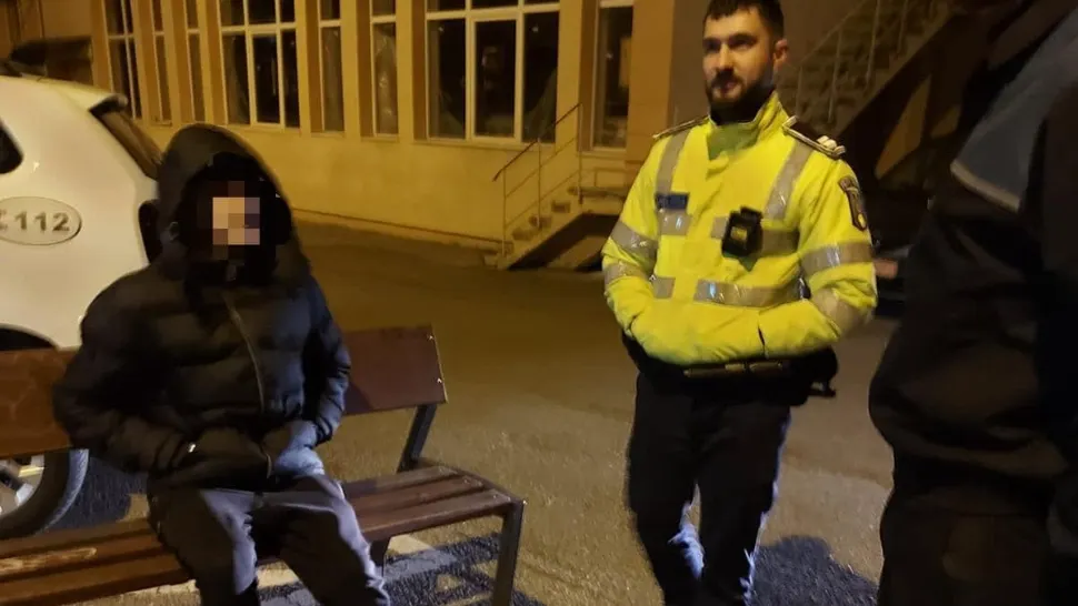 Tânăr, prins în timp ce fura o bancă de pe domeniul public din Pitești/ Foto: Facebook Primăria Municipiului Pitești