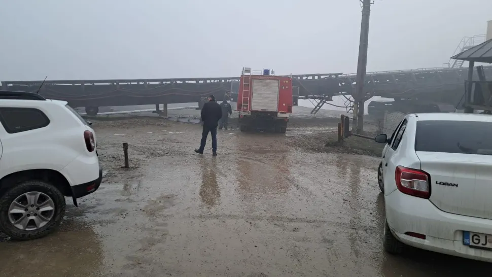 Accident grav, în Cariera Roșia: doi muncitori au fost răniți după ce autospeciala de pompieri a intrat în banda transportatoare