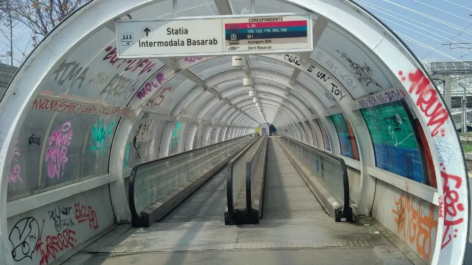 AUR a inaugurat muzeul risipirii banului public la trotuarul rulant din Gara de Nord