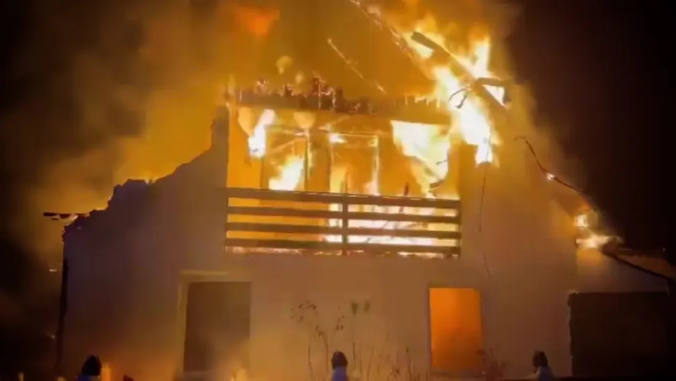Incendiu puternic în cea mai geroasă noapte din an. O casă s-a făcut scrum, în județul Suceava/ Captură video