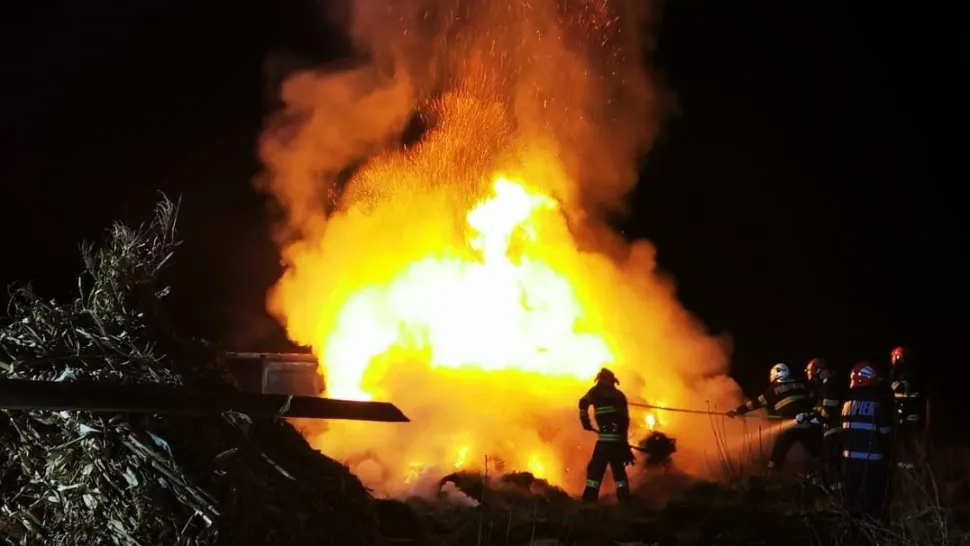 Incendiul a cuprins depozitul de furaje, dar și o mașină. Foto/ISU