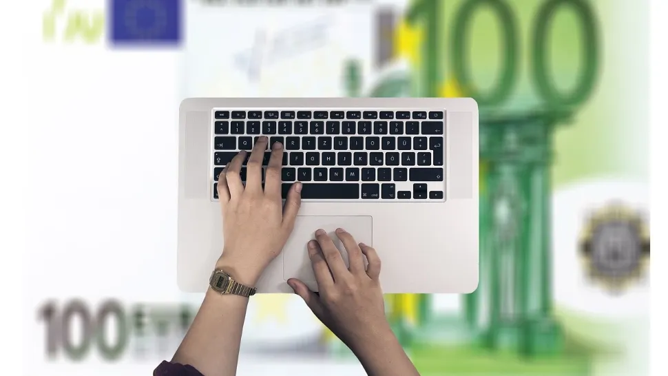 A trimis poze deochiate pe internet și a ajuns să fie șantajat