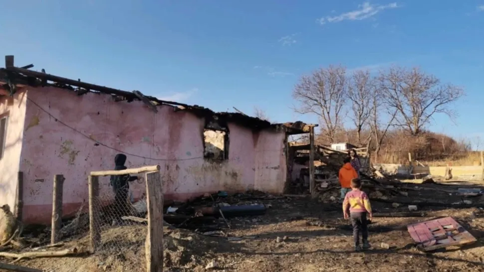 Caz incredibil, într-o comună din jud. Iași: s-a răzbunat pe nepoata de 12 ani, dându-i foc la casă. Femeia, geloasă pe frumusețea copilei