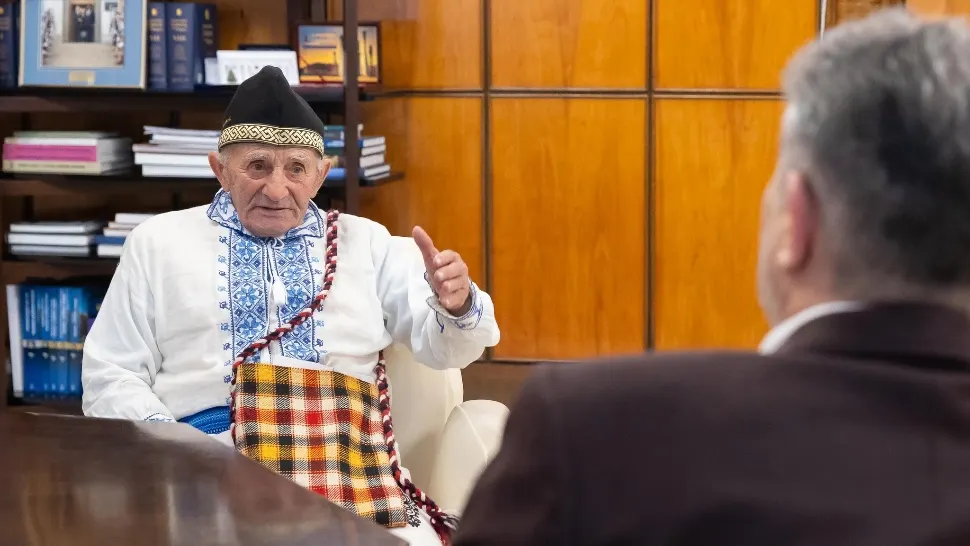 Marcel Ciolacu, mesaj emoționant după întâlnirea cu octogenarul Constantin Crăciun, simbolul protestatarilor de la Afumați