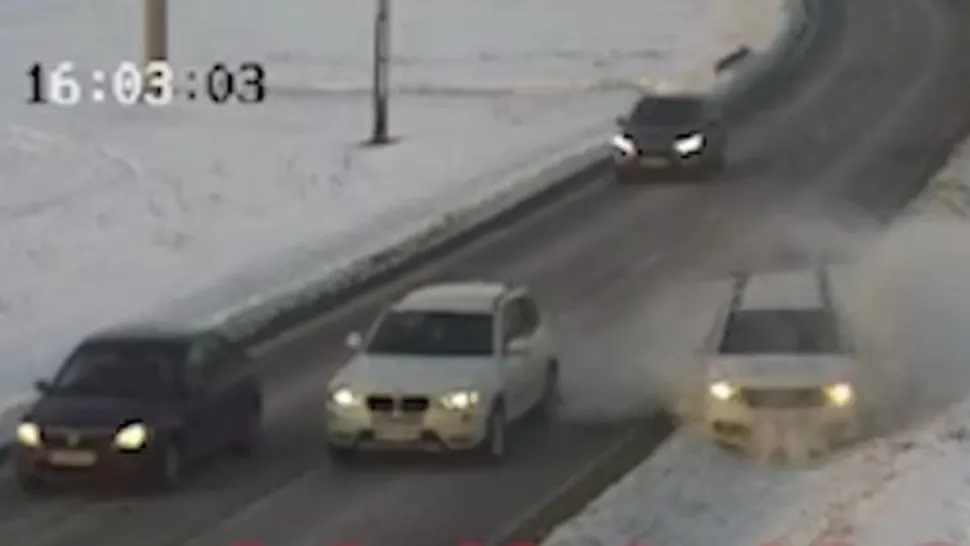 A vrut să depășească o coloană, dar s-a oprit în șanț. Foto/Captură video