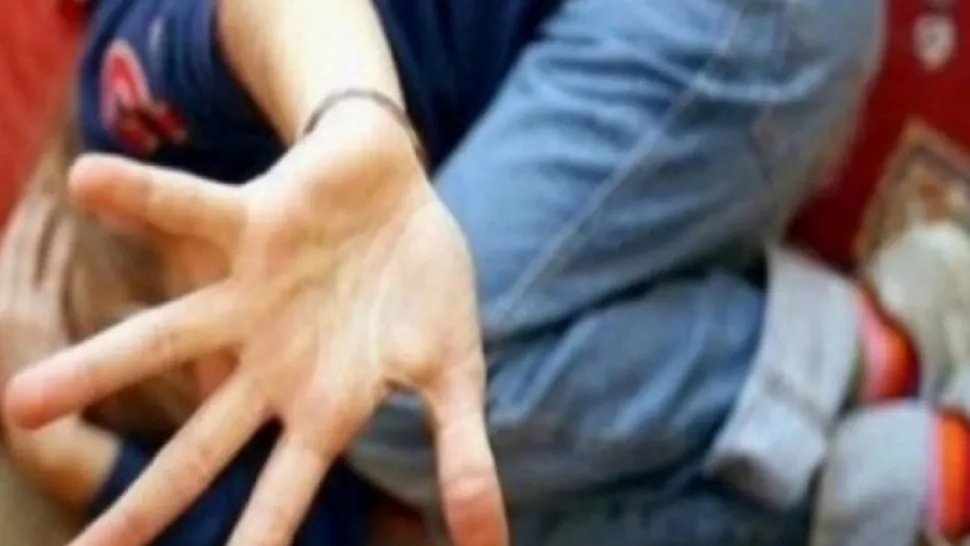 Două femei şi un tânăr de 17 ani, arestaţi preventiv după ce au bătut o altă femeie pe stradă