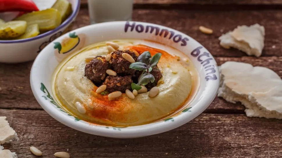 Humus cu carne, o rețetă mai puțin obișnuită, în România. Foto/Profimedia