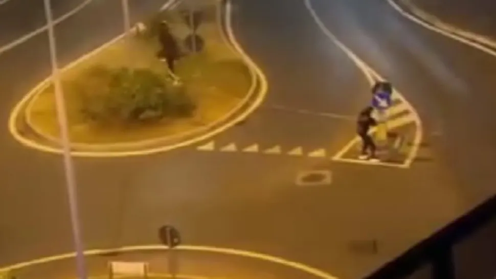 Tinerii plictisiți au vrut să testeze vigilența șoferilor. Foto/Captură video