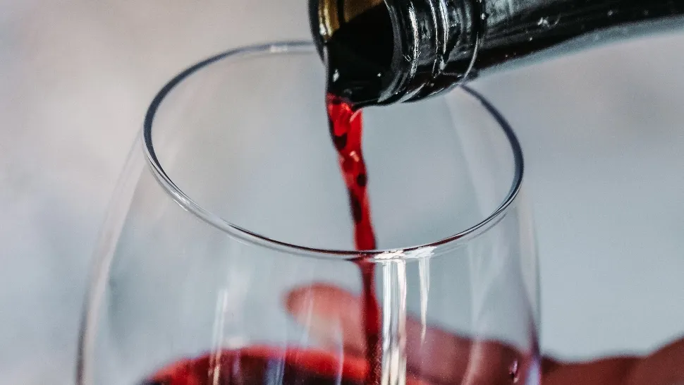 Ce se întâmplă dacă bei un pahar de vin roșu pe zi? Beneficii și riscuri/ unsplash.com