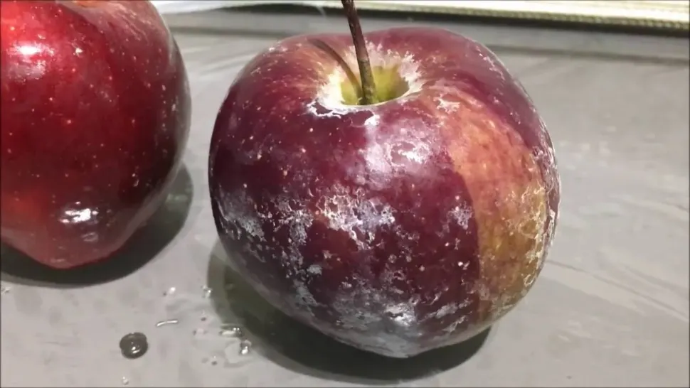 Experimentul cu apă clocotită care îți arată pericolul din merele de la supermarket 