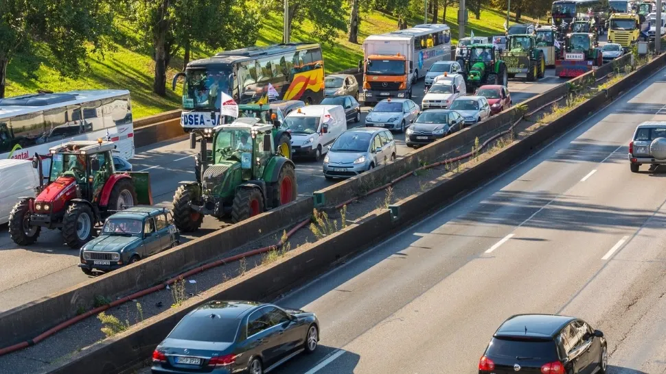 Fermierii francezi, nemulțumiți de guvern, blochează Parisul. Foto/Profimedia